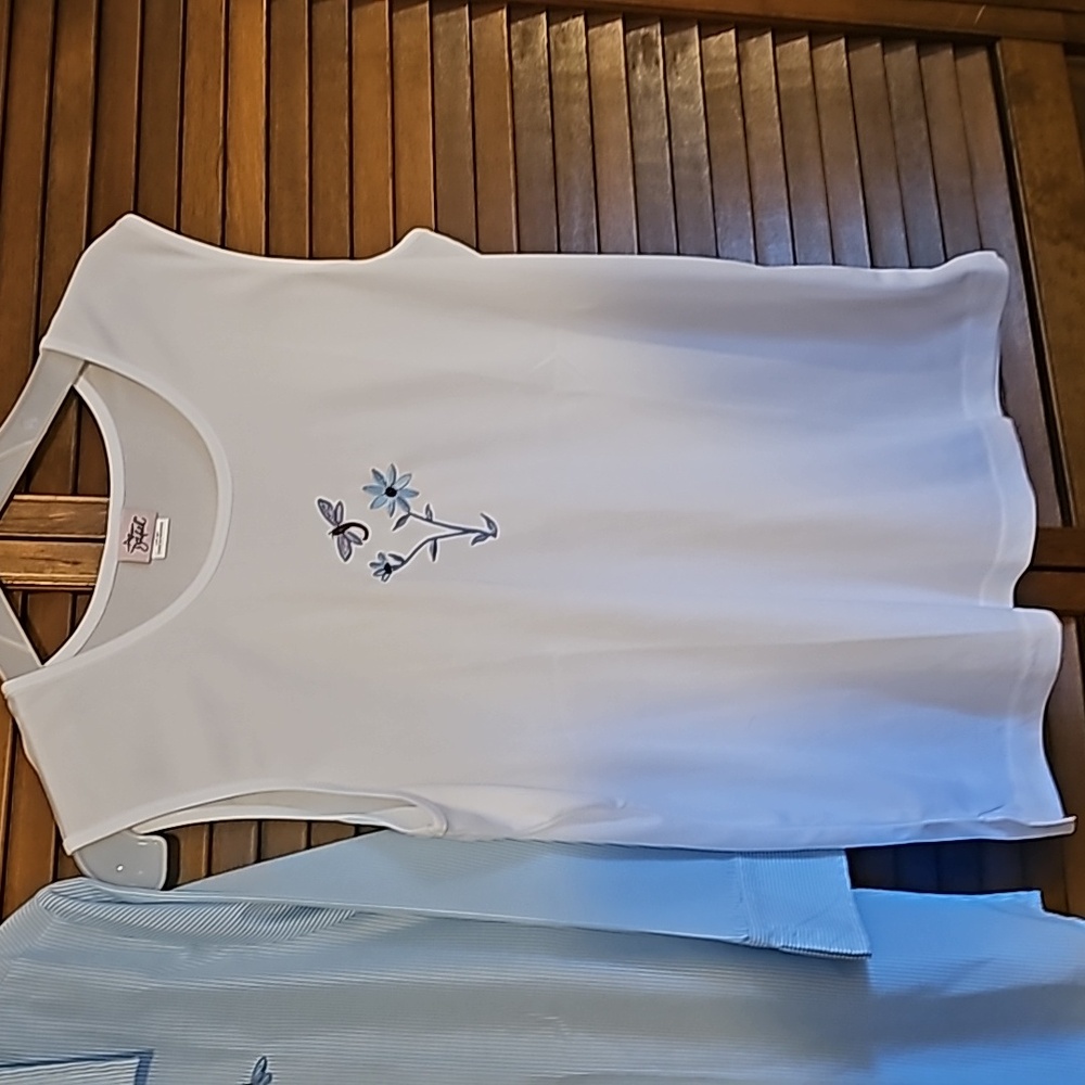 Adrian Dilafield 2 piece button down blouse with undershirt embroidered floral - Picture 7 of 12